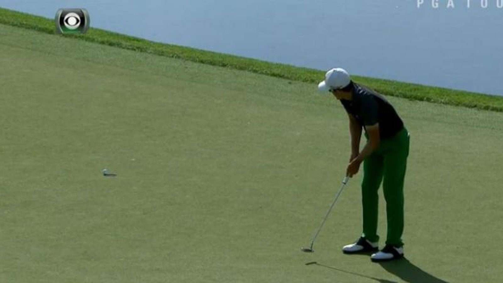 VIDÉO: Un golfeur attend pendant une éternité avant que sa balle tombe dans la coupe!