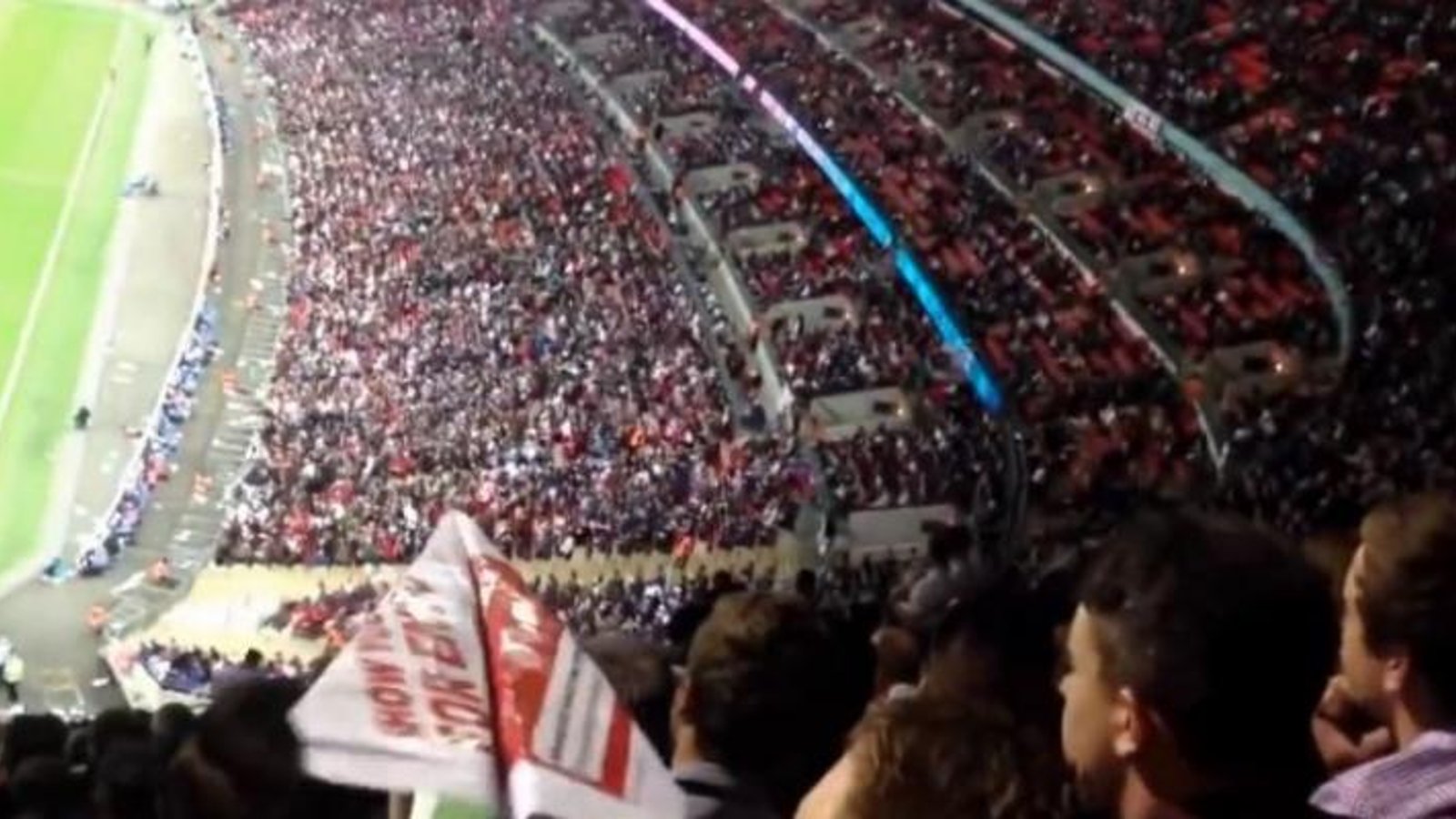 VIDÉO: Un fan atteint un joueur de soccer avec un avion en papier!
