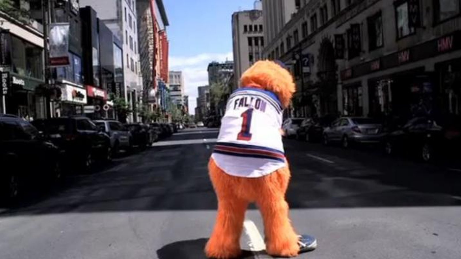 VIDÉO: L'aventure de Youppi à Montréal avec le chandail des Rangers!