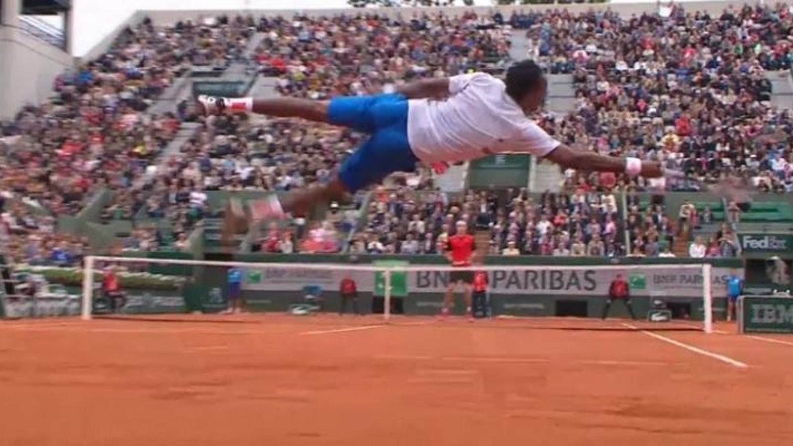VIDÉO: Gaël Monfils réussit le coup de l'année dans le tennis!