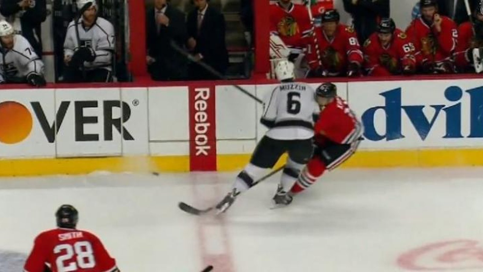 VIDÉO: Marcus Kruger encaisse une mise en échec dévastatrice de Jake Muzzin!