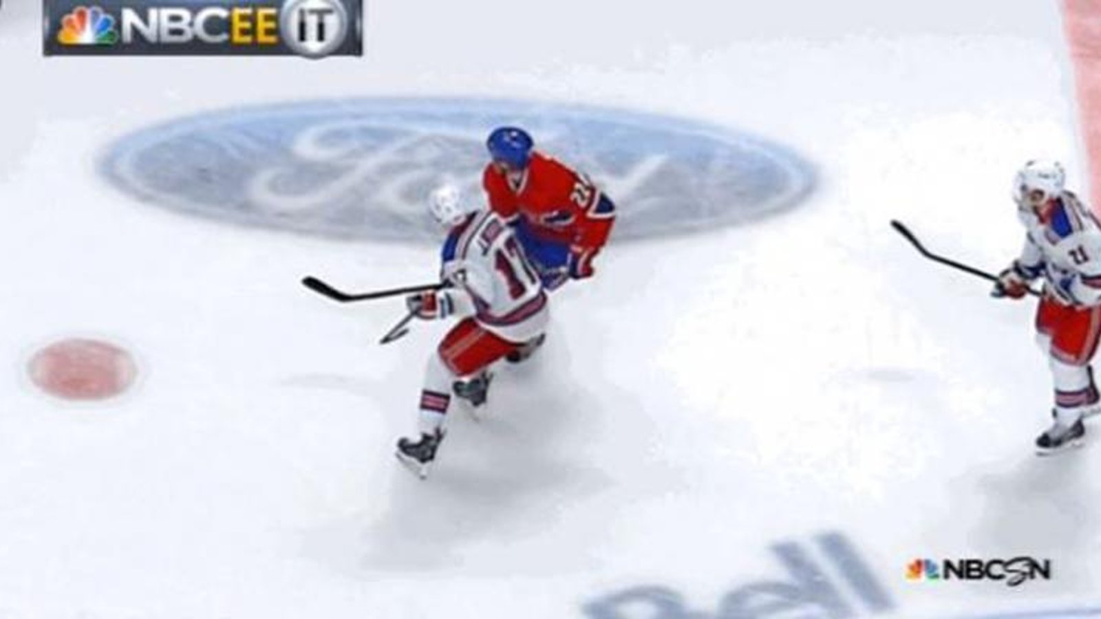 VIDÉO: John Moore risque une suspension pour son coup à la tête de Dale Weise