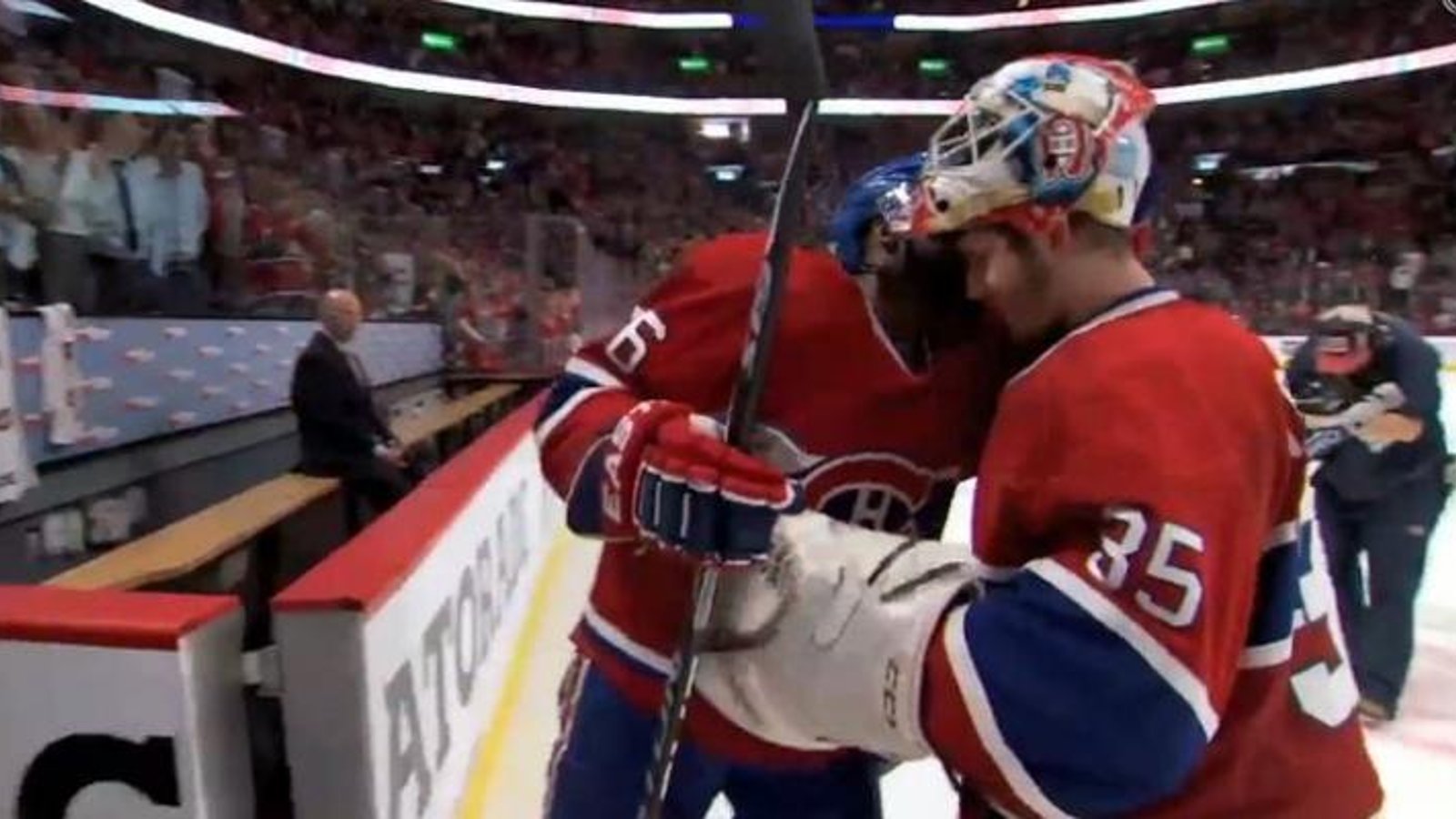 VIDÉO: P.K. Subban embrasse Tokarski après la victoire!