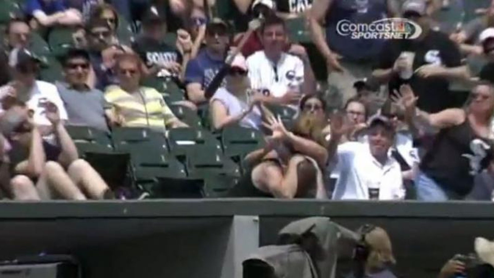 VIDÉO: Une spectatrice sauve un enfant d'une catastrophe durant un match de baseball!