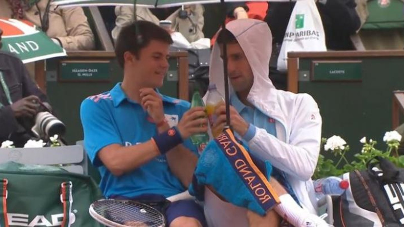 VIDÉO: Novak Djokovic invite un ramasseur de balles à trinquer avec lui!