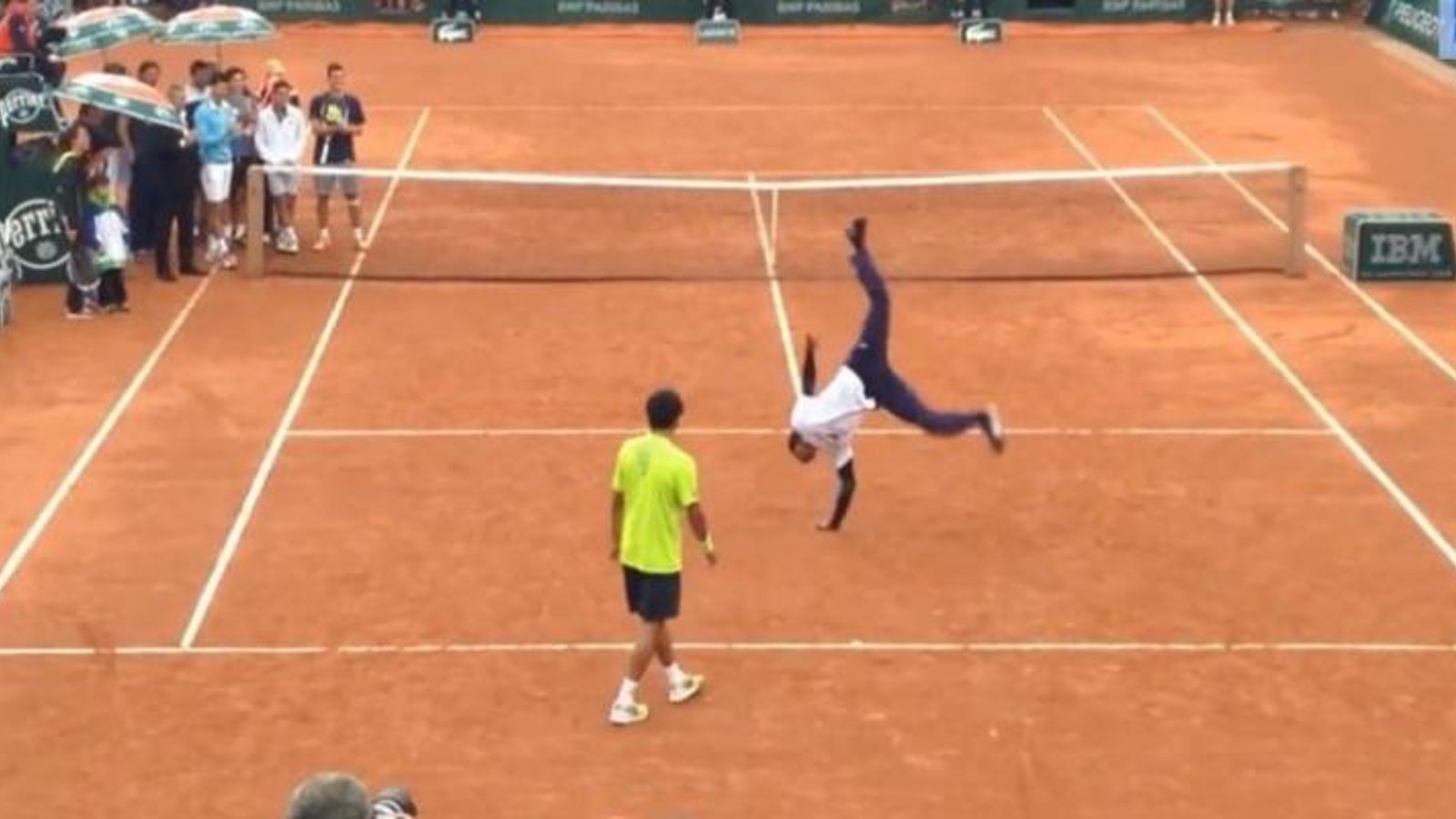VIDÉO: Un match de tennis se transforme en battle de danse sur terre battue!
