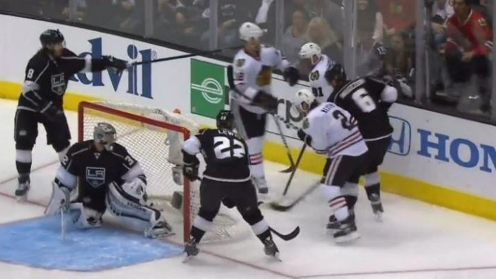 VIDÉO: Drew Doughty se fait voler son bâton par le casque de Peter Regin!