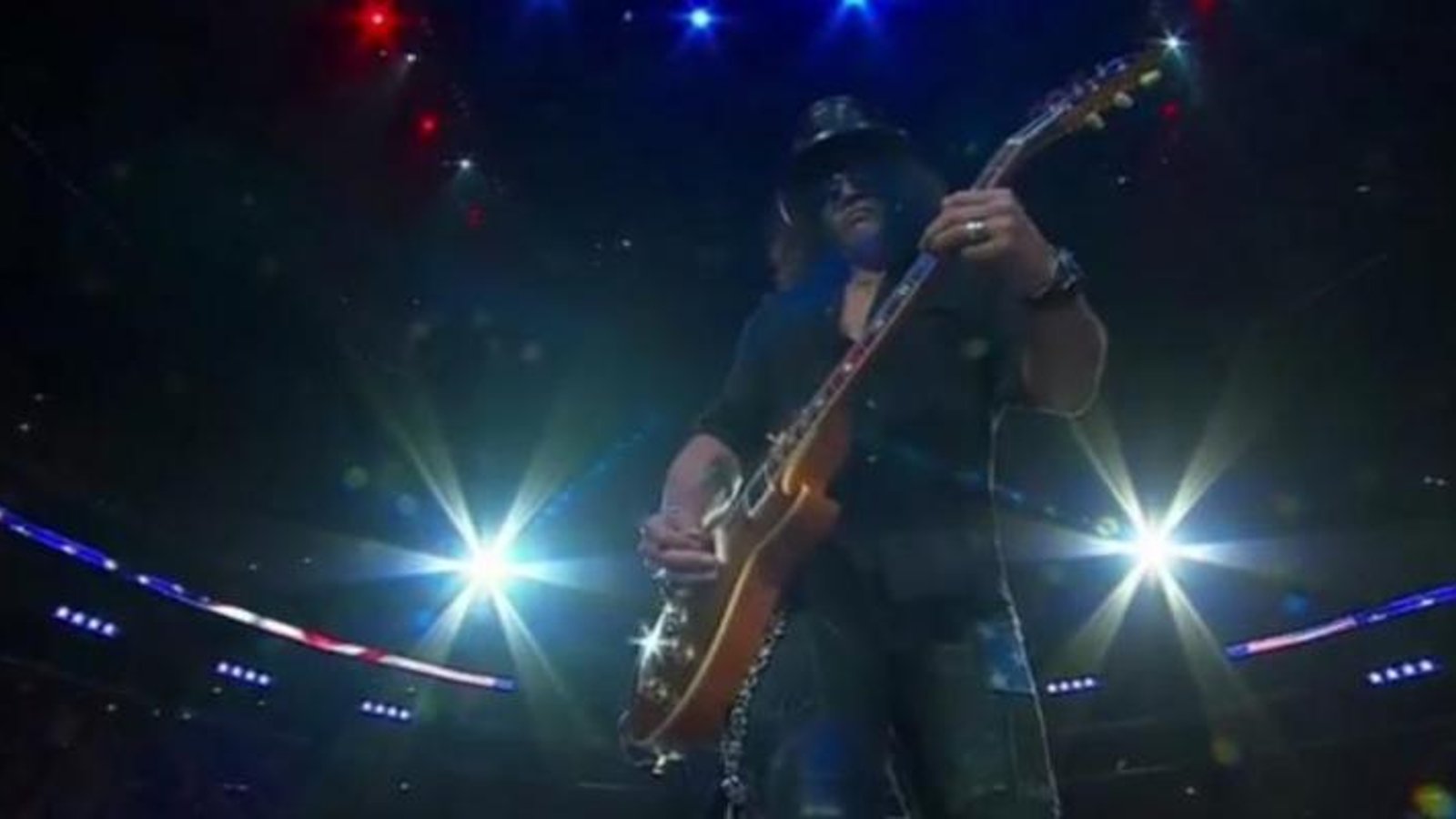 Vidéo: Slash interprète un hymne national assez spécial à Los Angeles!!!