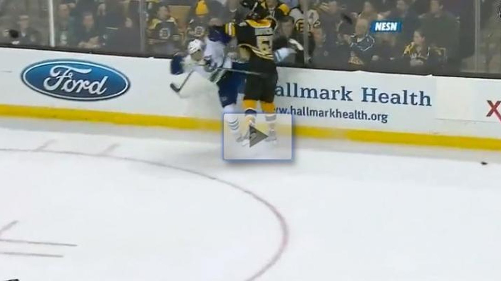 Boychuk envoie Booth faire un vol plané 