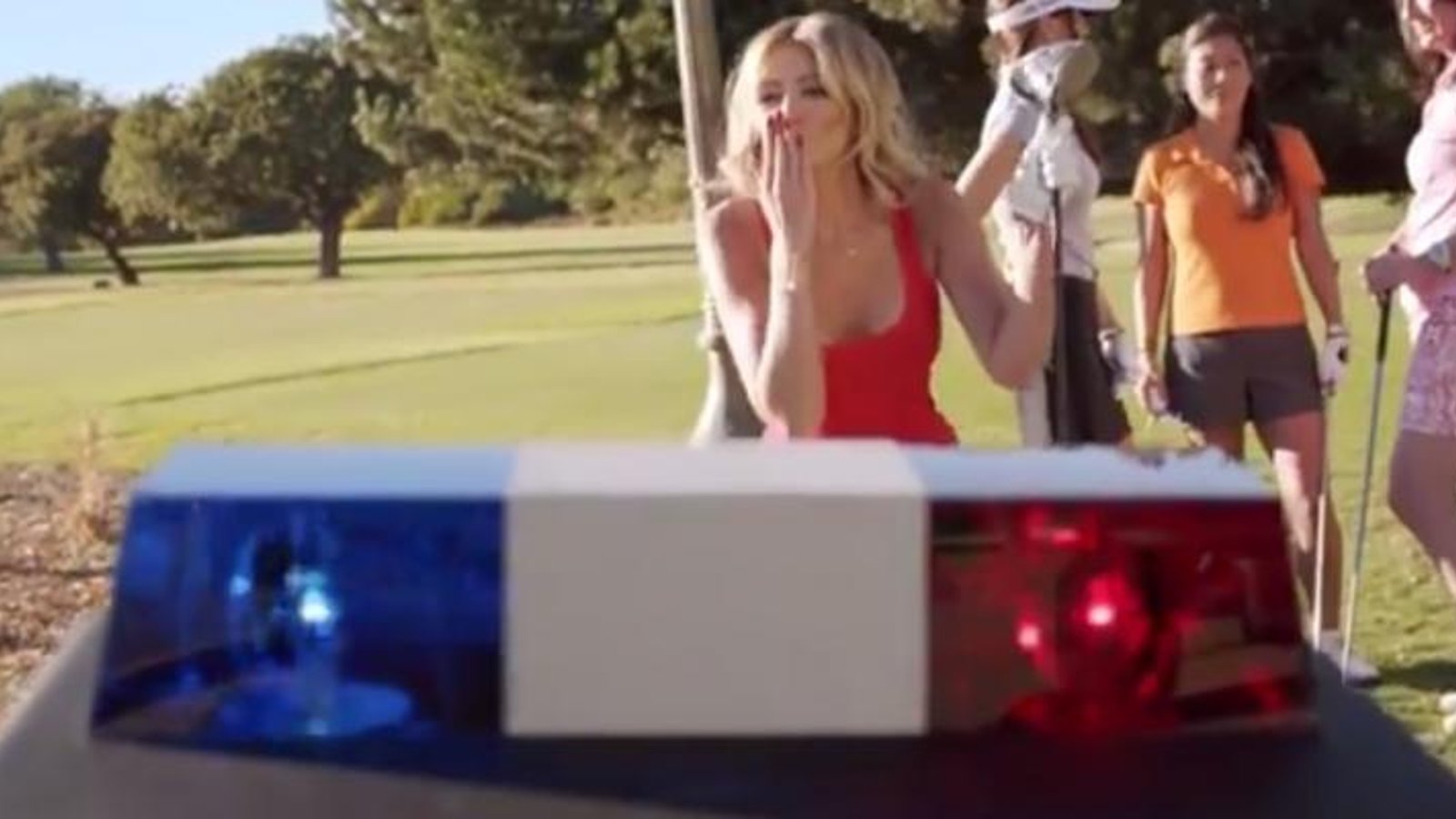 Paulina est chaude chaude chaude dans une pub de TaylorMade!