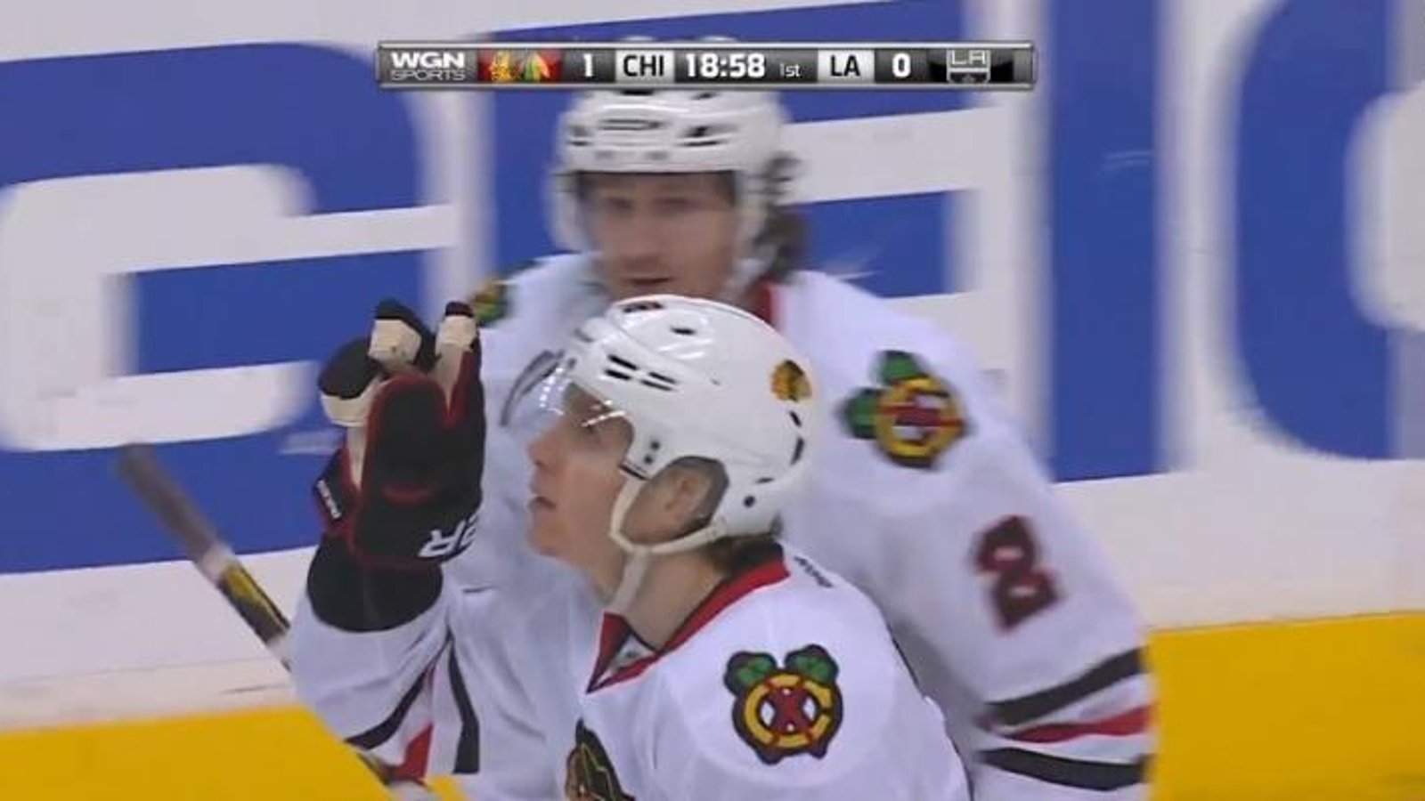 Patrick Kane rend hommage à son grand-père après son but!