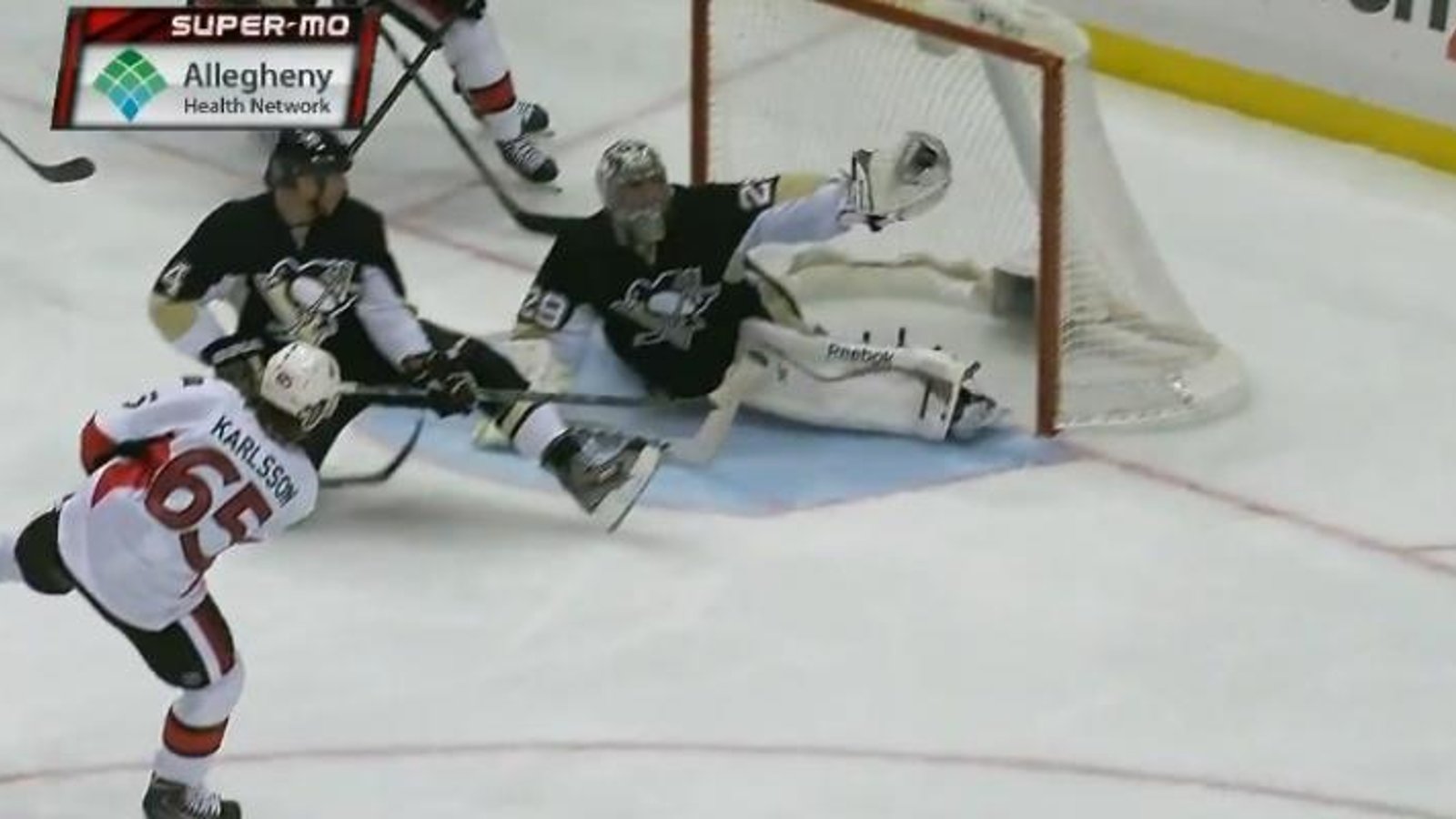 Marc-André Fleury réalise l'arrêt de l'année!?!