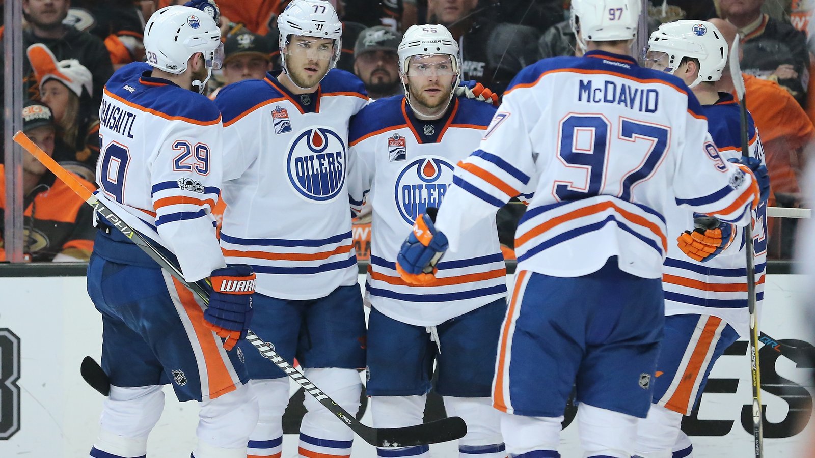 Oilers forward boxing during off-season