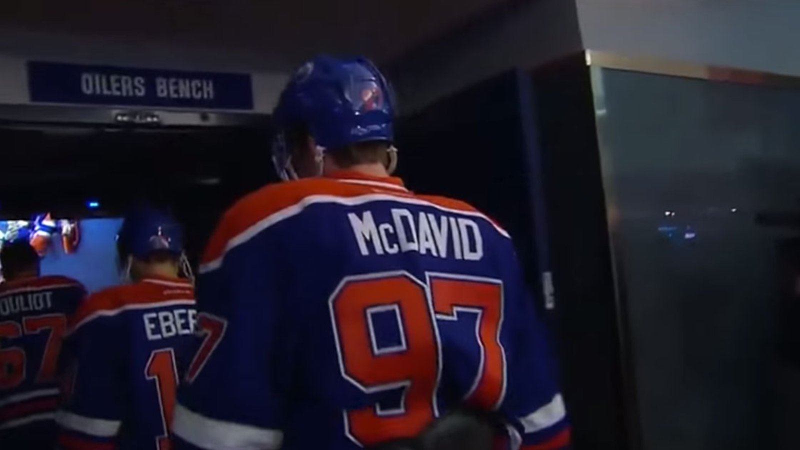 Must See: Connor McDavid shows everyone why he is the best player on Earth!