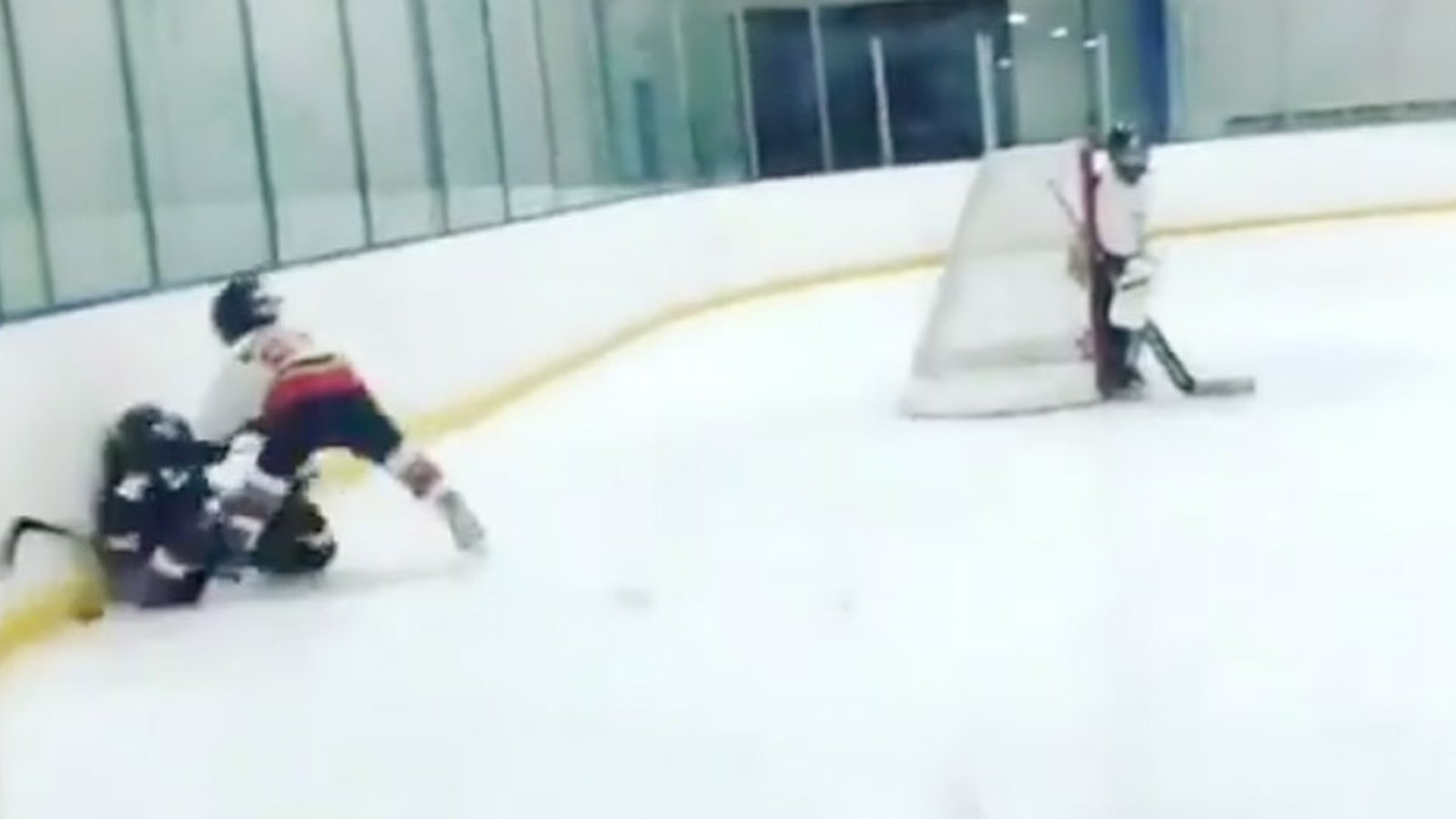 Kid drills rival’s head into boards in no contact hockey game! 