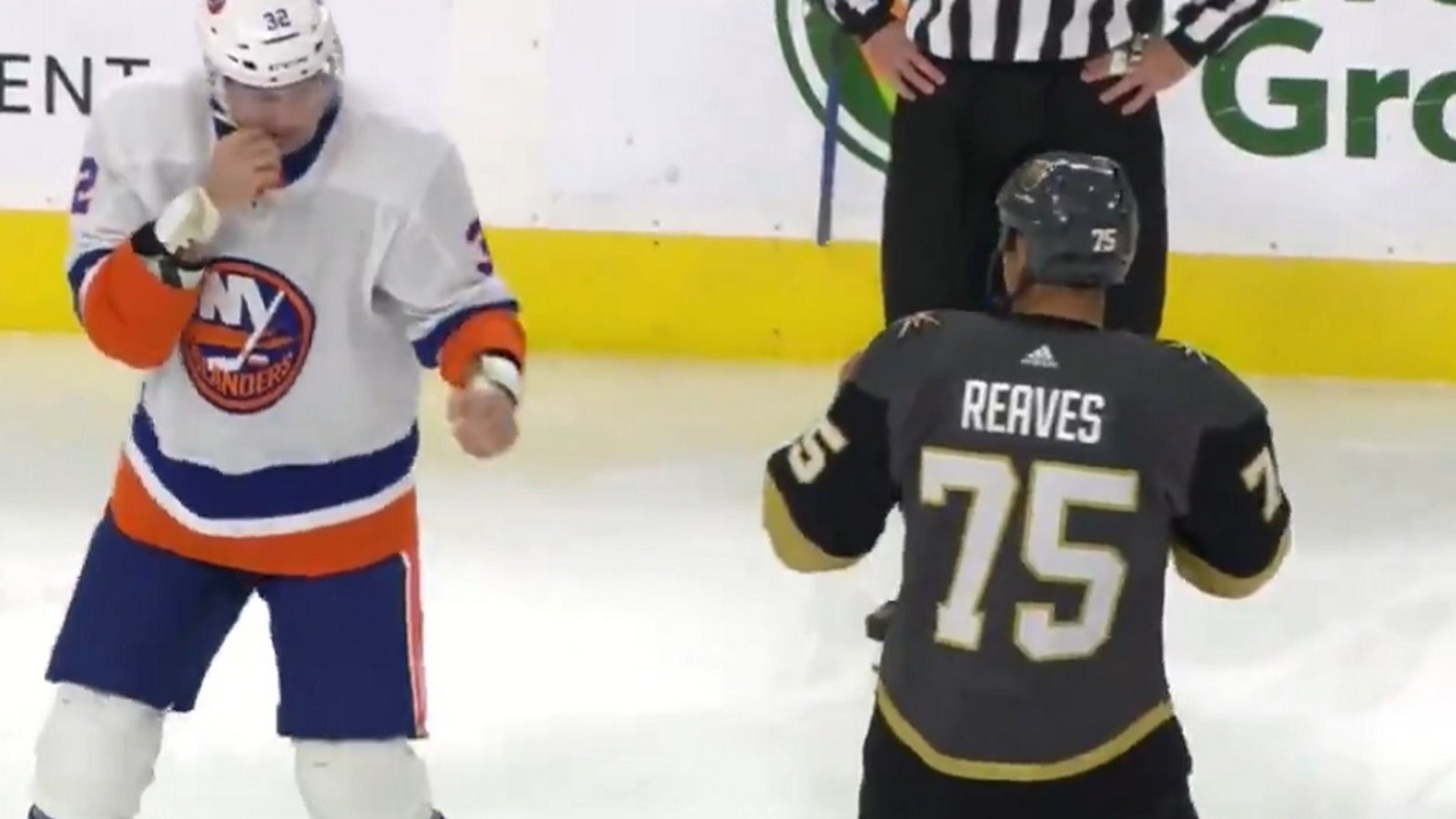 Heavyweights Ryan Raves and Ross Johnston drop the gloves just 3 seconds into the game!
