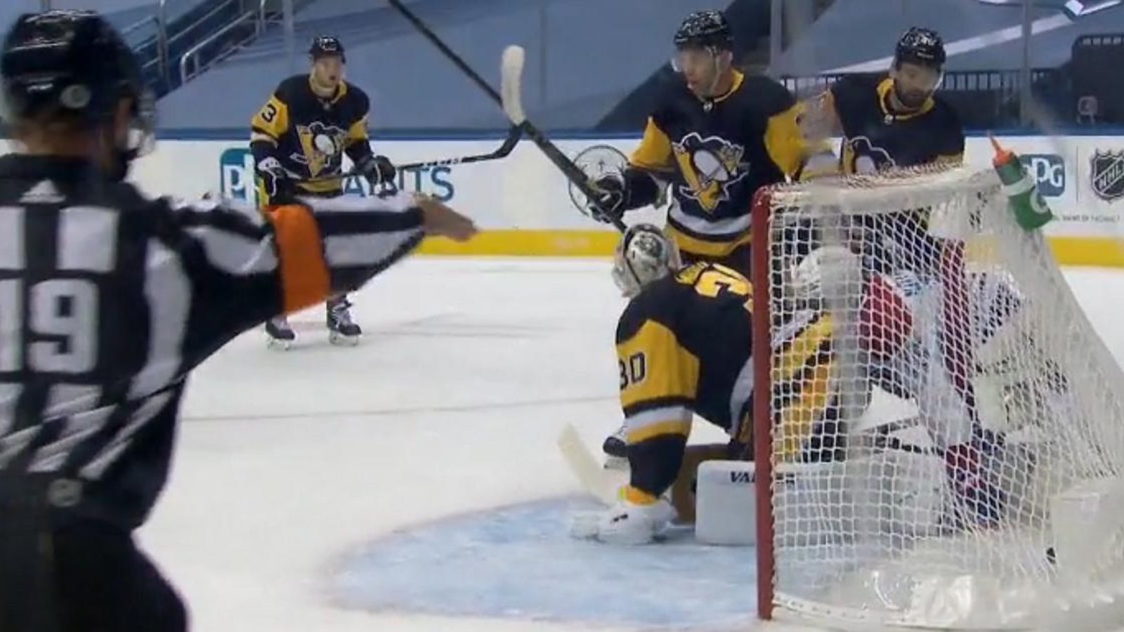 Matt Murray gives up an early goal after getting the start in Game 1.