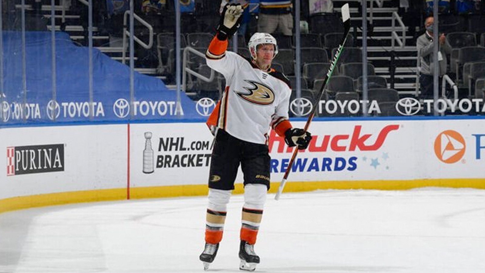 A tearful David Backes gets a standing ovation during his final game in St. Louis 