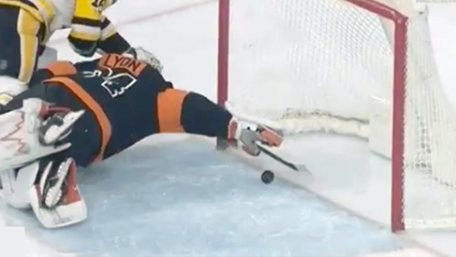 Flyers' Lyon makes absolutely insane diving save against Penguins