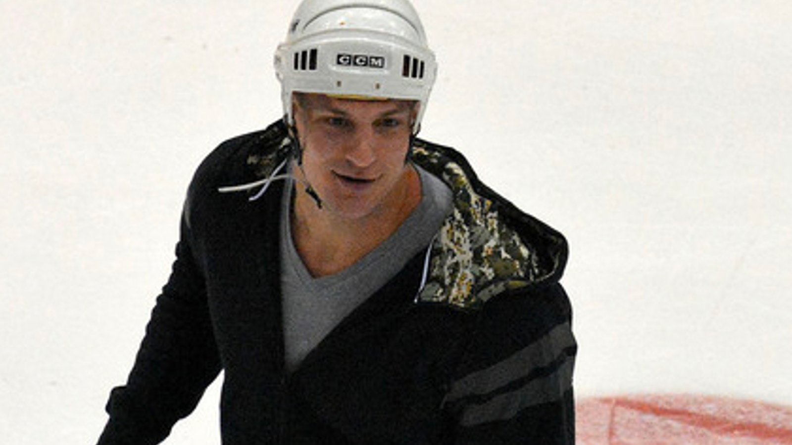 Rob Gronkowski practices as NHL goalie! 