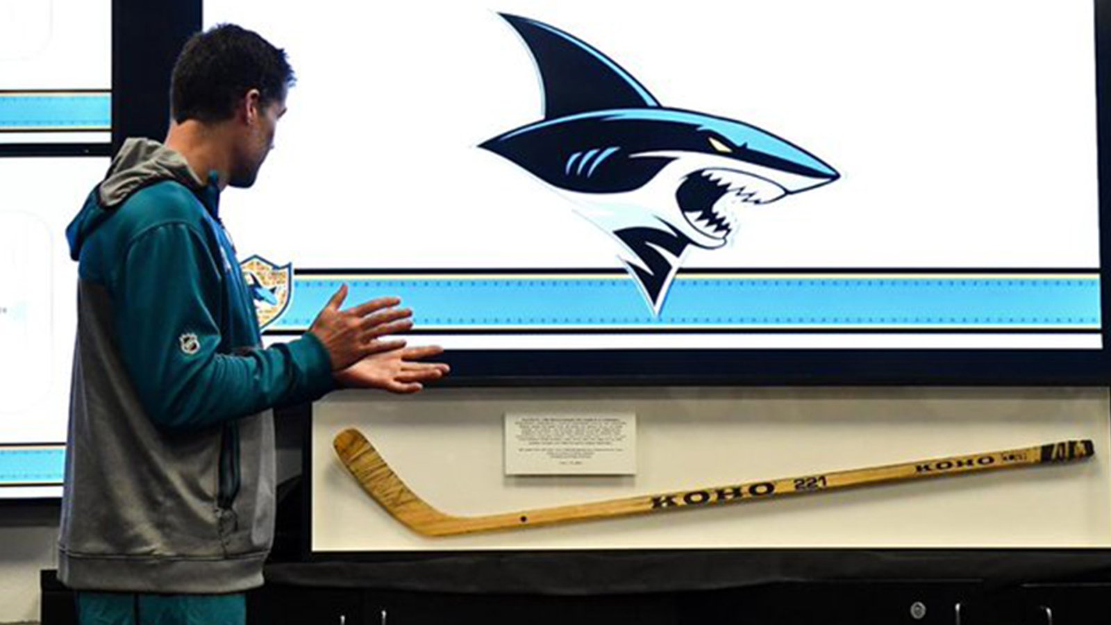 Howe family presents Marleau with the stick used in Gordie Howe's final NHL game