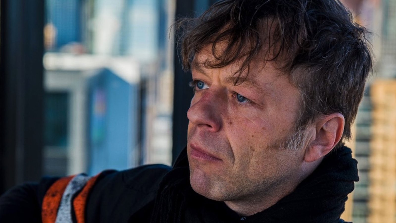 Après 5 ans d'absence, un chanteur connu fait un retour à la vie publique! 