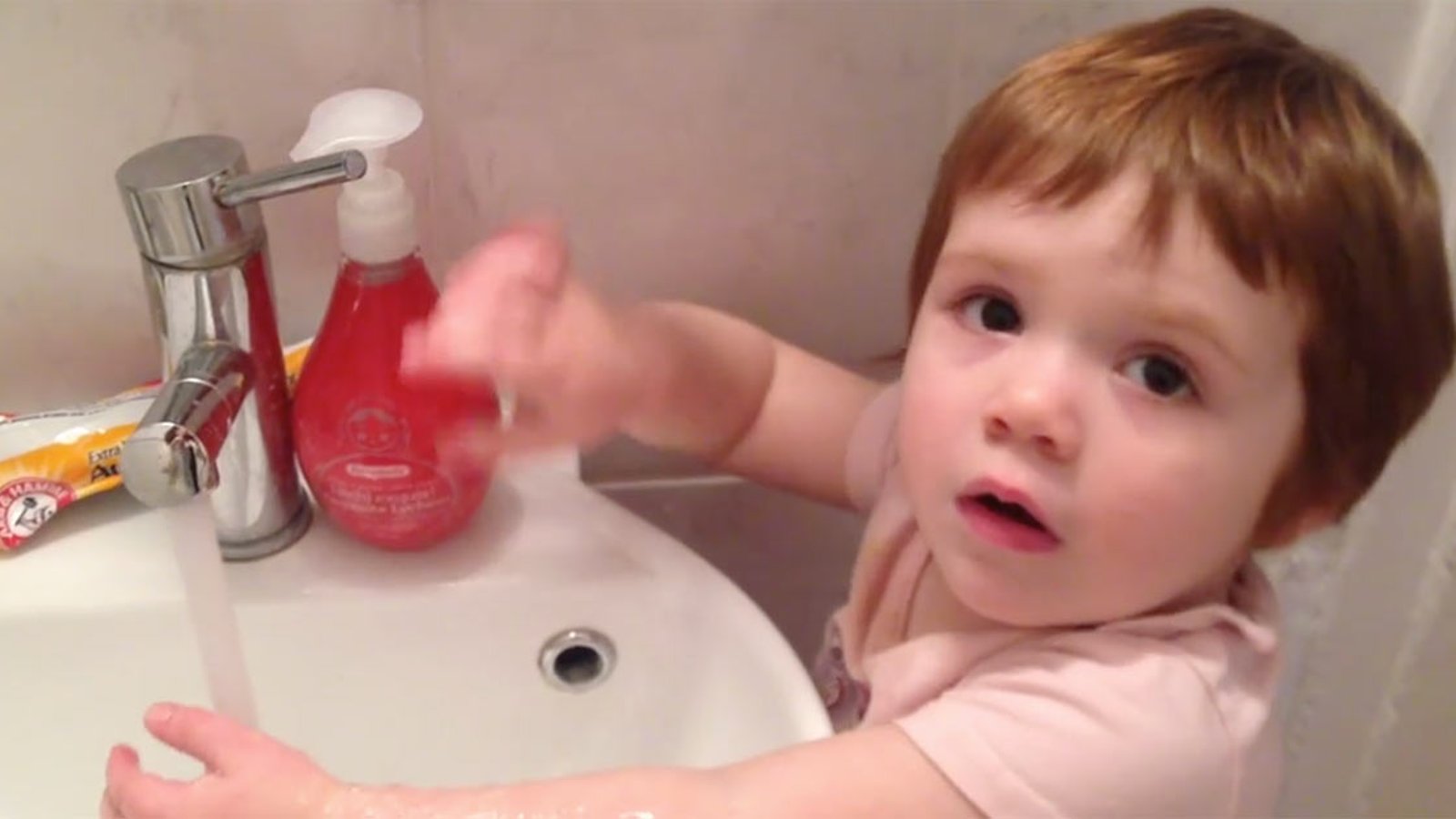 La fille de cette humoriste québécoise devient virale avec une vidéo absolument adorable!