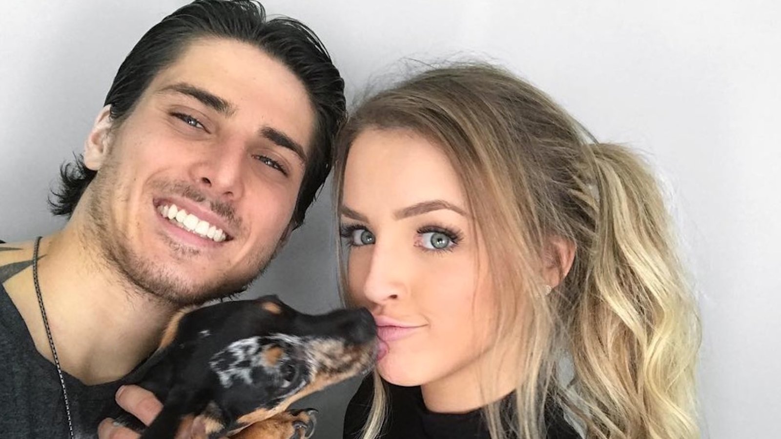 Kevin Bazinet et Alicia Moffet s'embrassent passionnément sur cette photo...