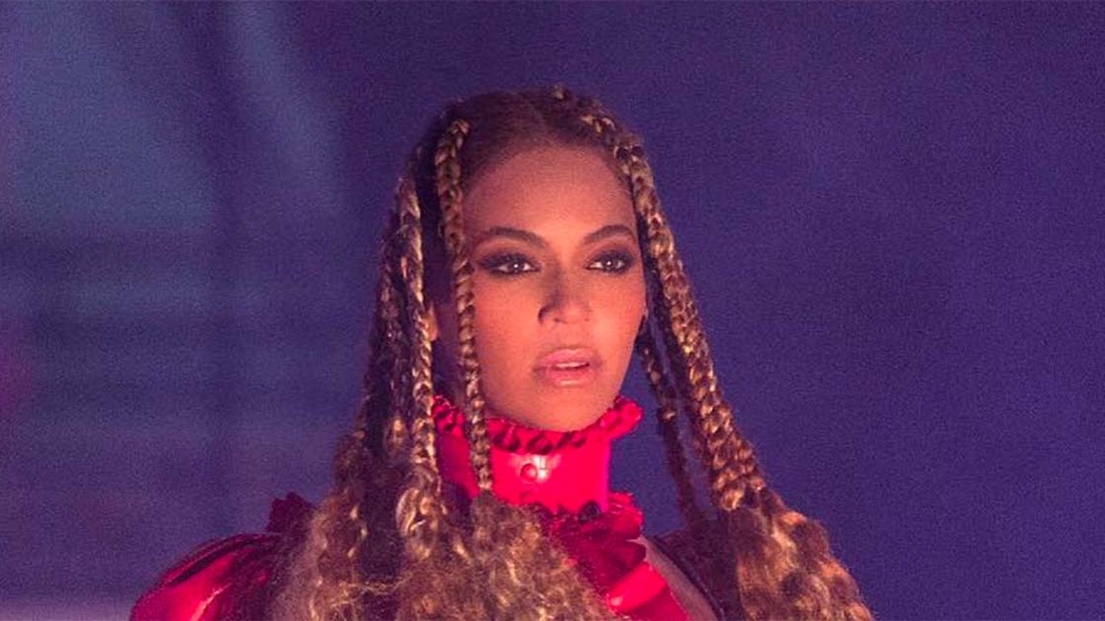 Le décolleté de la robe de Noël de Beyoncé enflamme le web!