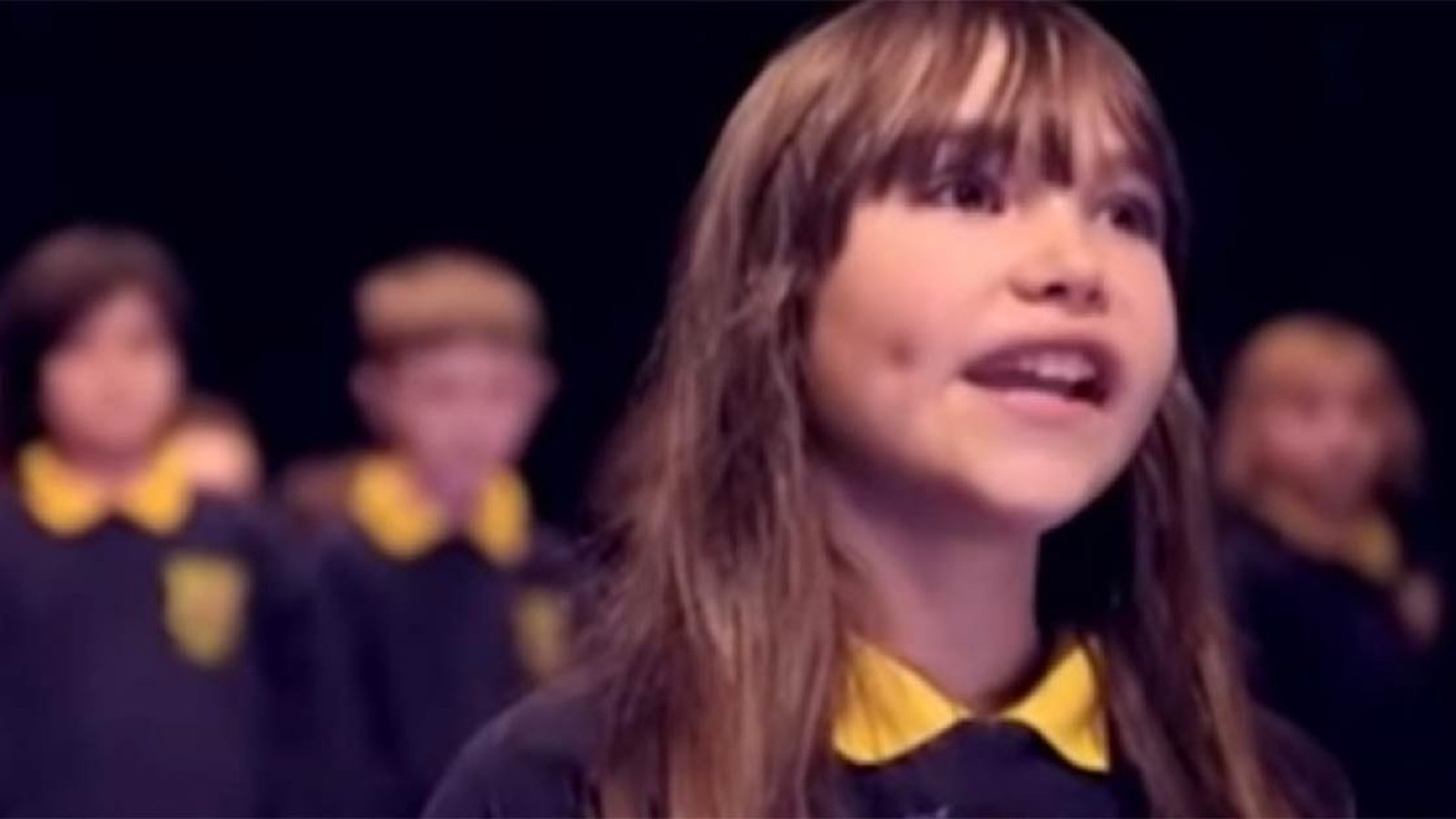 Une jeune fille autiste de 10 ans éblouit la planète en chantant Hallelujah de Leonard Cohen!