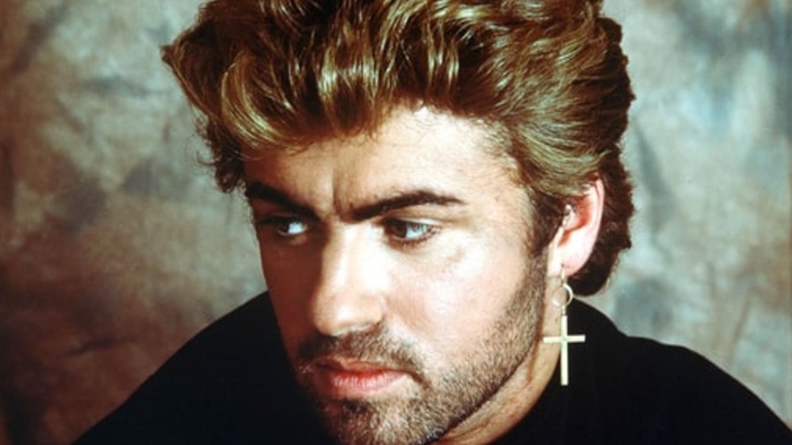 Les vedettes québécoises pleurent la mort d'un célèbre chanteur