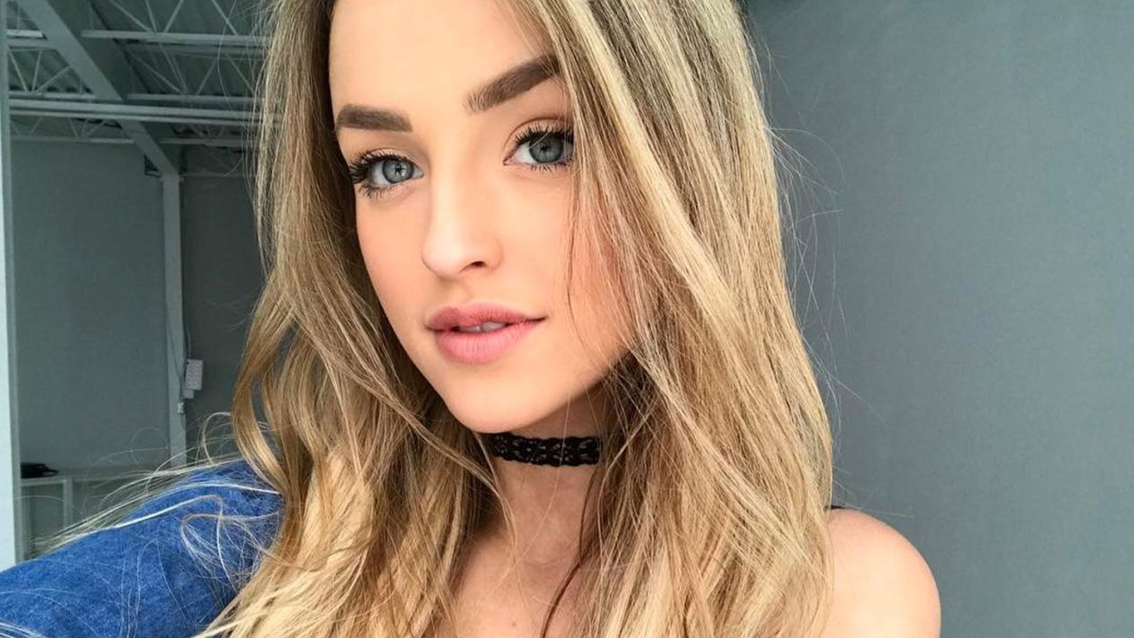 Alicia Moffet enflamme Instagram en se montrant les jambes dans une magnifique robe!