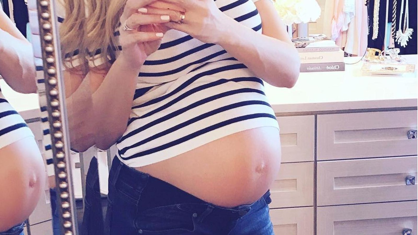 Cette célèbre actrice québécoise ne peut plus cacher qu'elle est enceinte... quelle jolie bedaine!