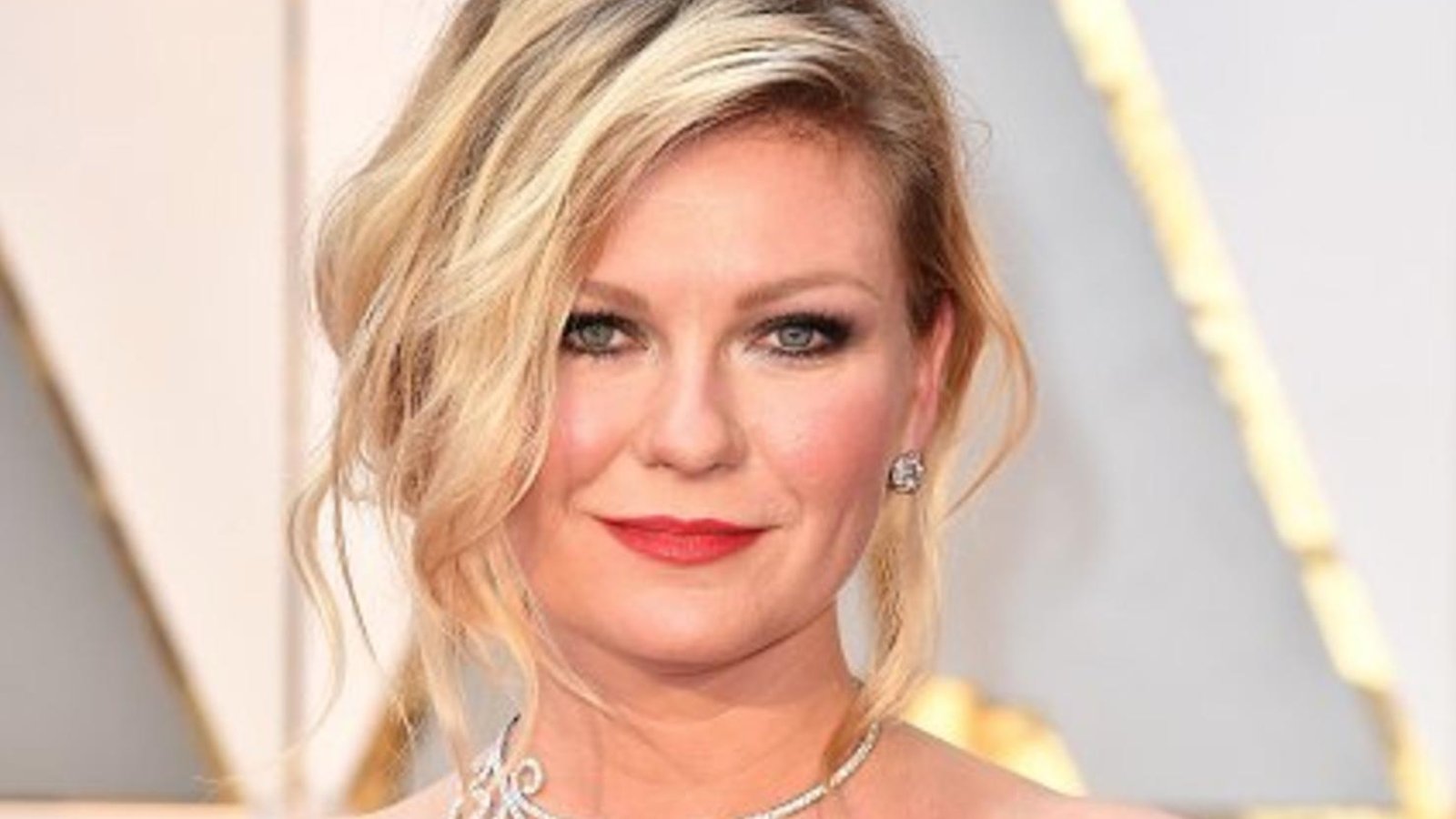 Kirsten Dunst dans une robe noire Dior à couper le souffle sur le tapis rouge des Oscars 2017!