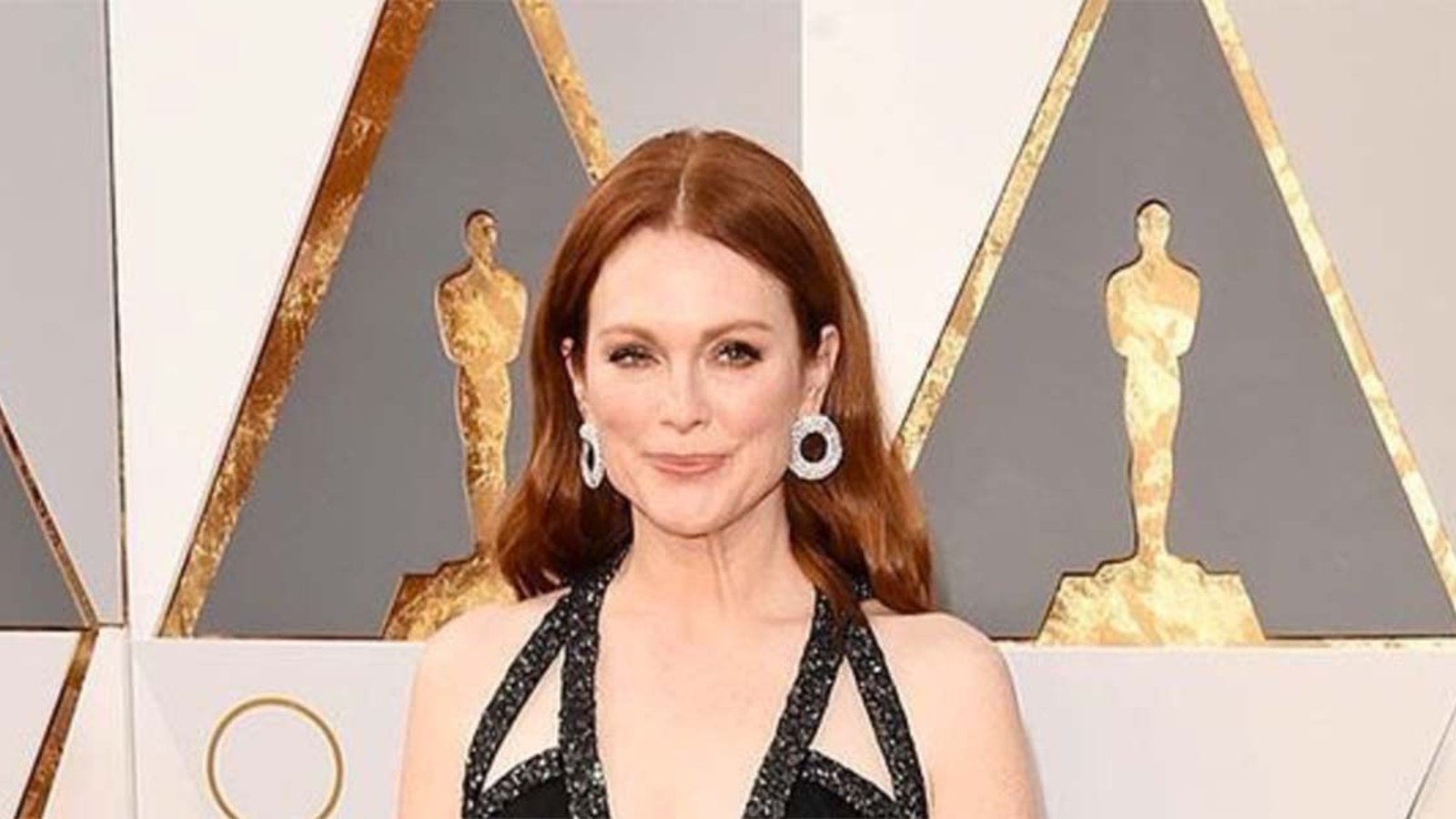 Julianne Moore, plus magnifique que jamais, dans une splendide robe Chanel aux Oscars 2017!