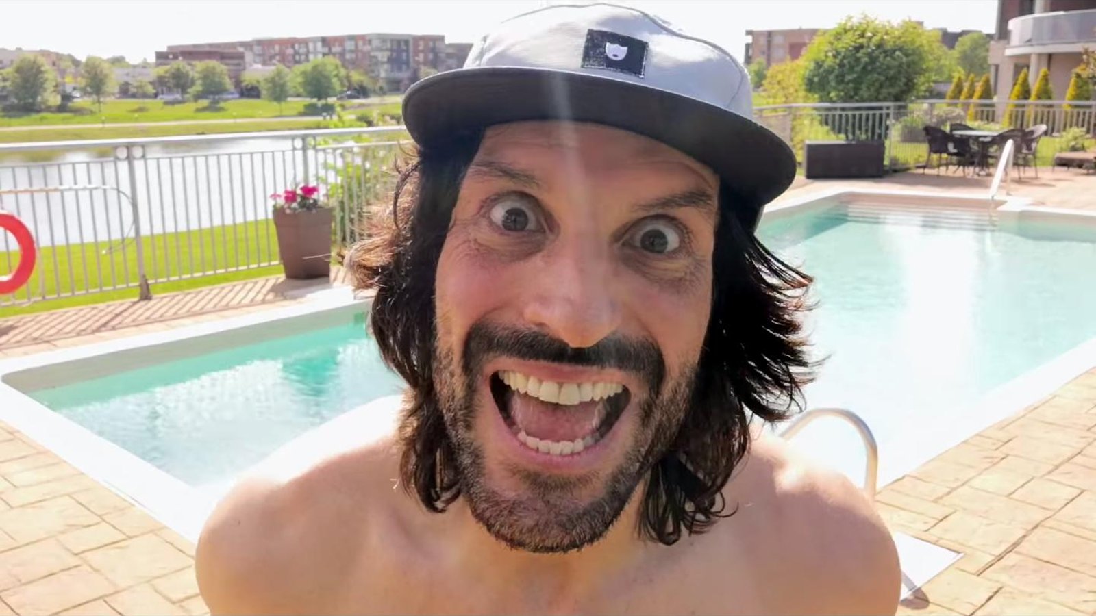 «Je suis un influenceur»: L'humoriste Mathieu Cyr ridiculise les influenceurs avec sa nouvelle chanson