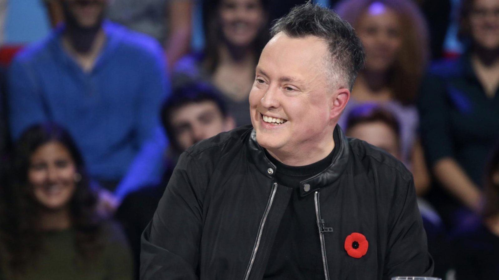 Mike Ward annonce qu'il va remettre 1000$ par semaine à un humoriste moins fortuné, pendant la crise