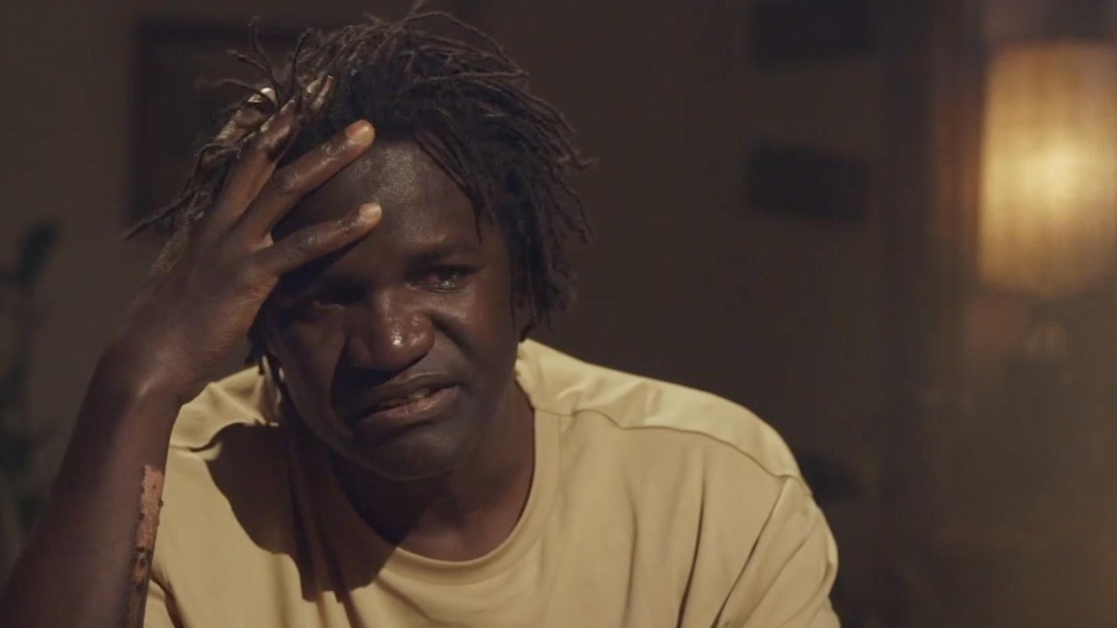 Boucar Diouf ne peut retenir ses larmes à La vraie nature lorsqu'il parle de son arrivée au Québec