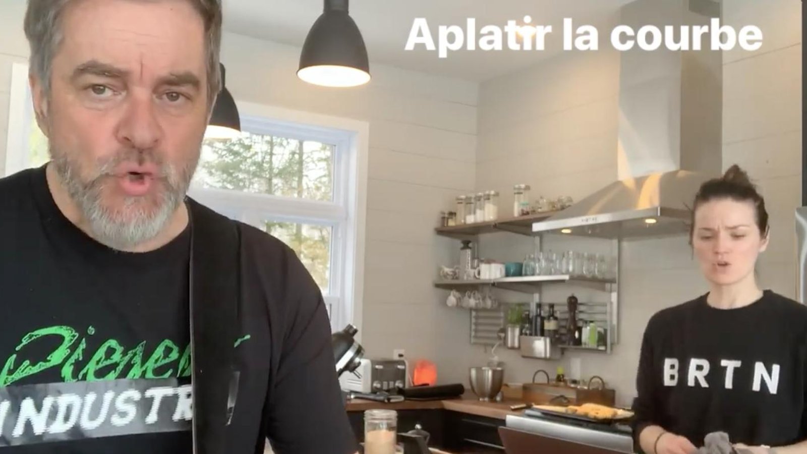À VOIR | Sylvain Cossette et Andrée Watters font exploser le web avec leur chanson “aplatir la courbe”