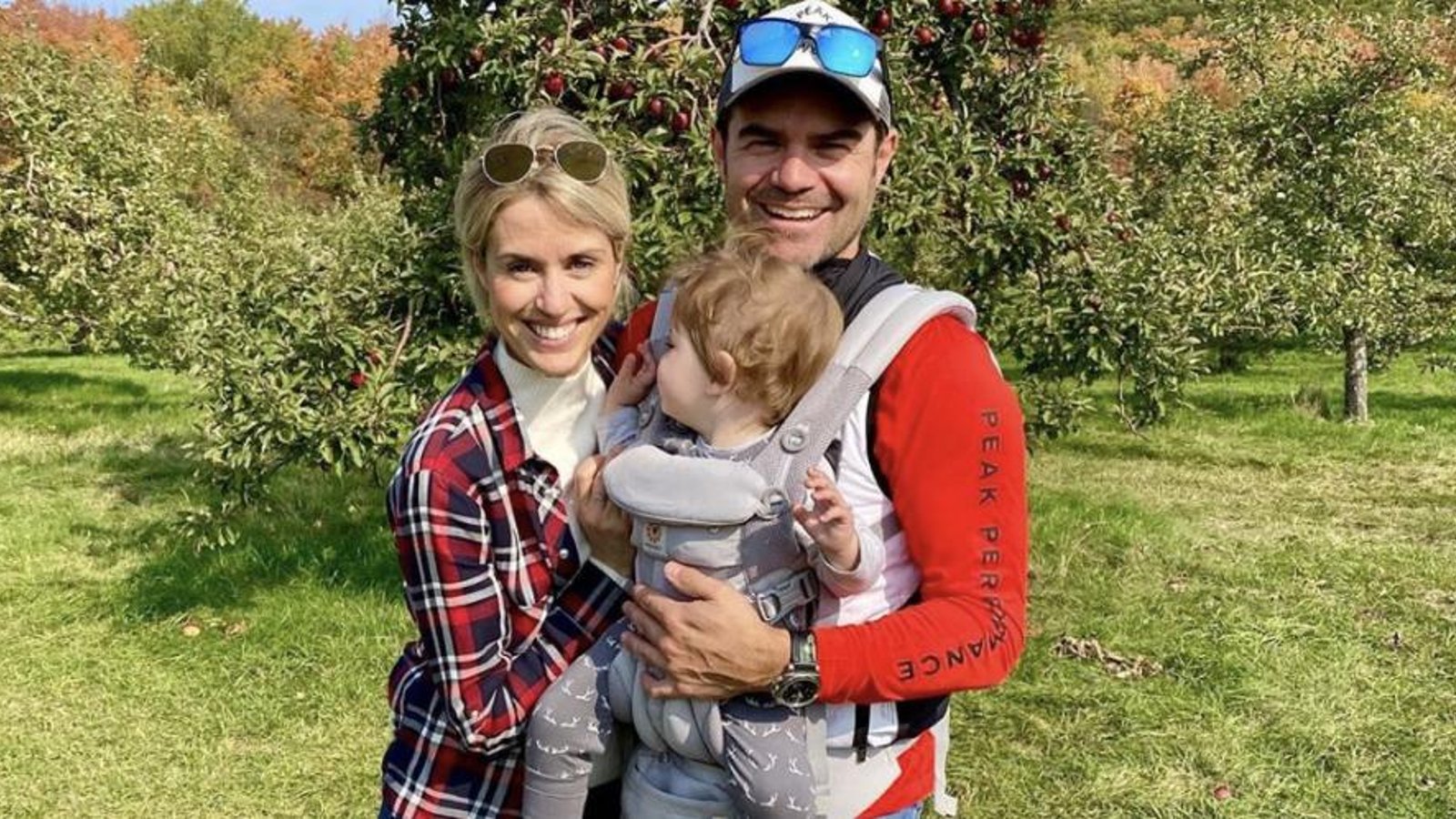 Anouk Meunier partage une série de photos de son fils Arnaud pour sa première visite aux pommes