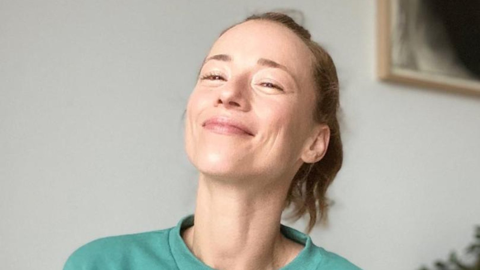 Karine Vanasse est sublime dans sa petite robe noire