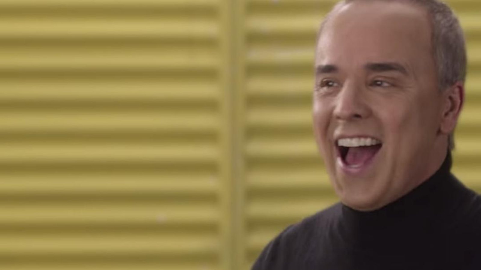 VIDÉO: Gino Chouinard chante Céline Dion pour présenter le nouveau logo de TVA