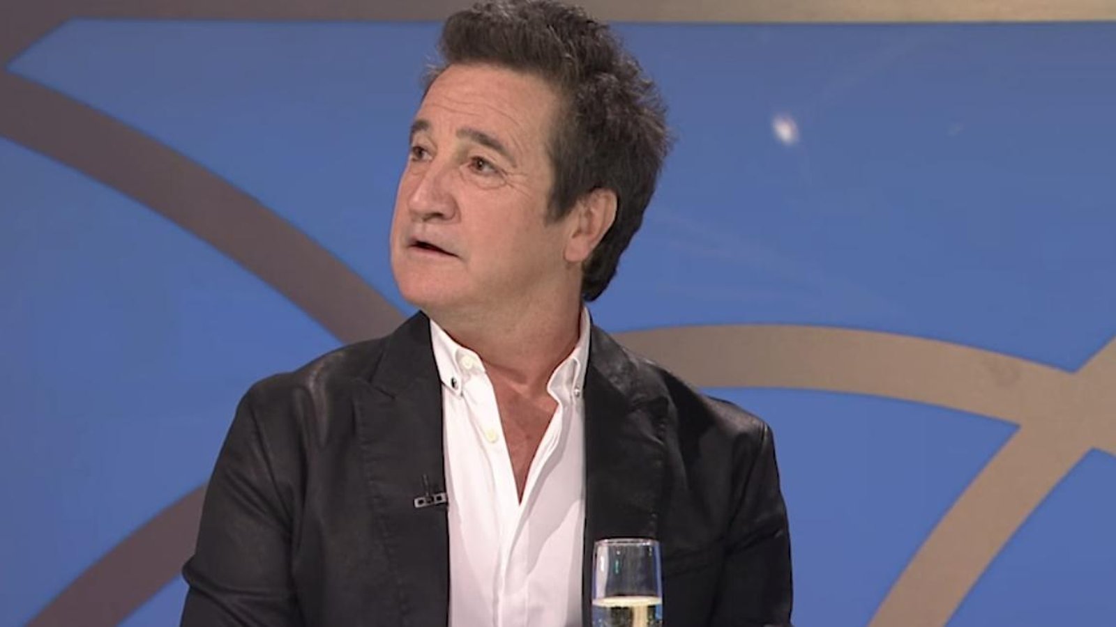 René Simard s'est fait surprendre par Les enfants de la télé et sa réaction est grandiose