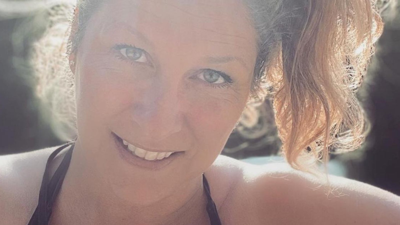 Saskia Thuot complètement resplendissante au bord du lac