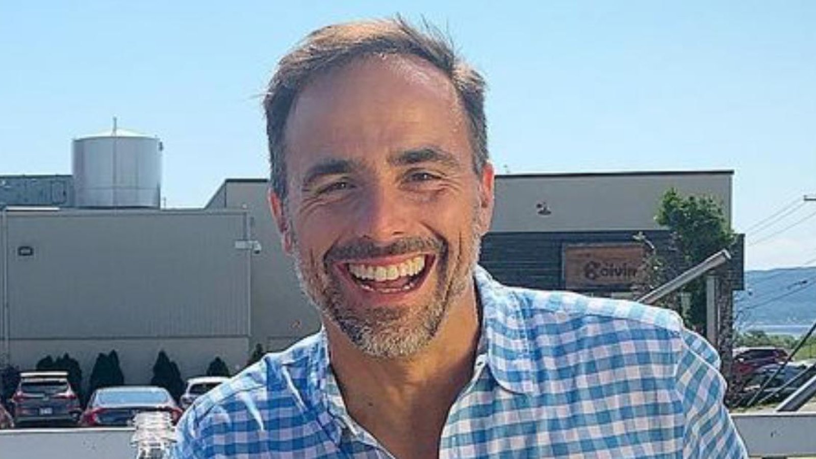 Sébastien Benoit et sa conjointe profitent de la plage et partagent d’adorables photos ensemble