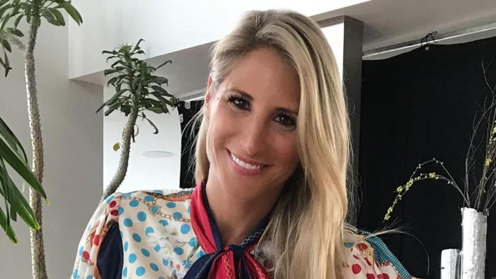 Mahée Paiement pose en tenue d’Ève dans un lit et la photo devient une magnifique oeuvre d’art