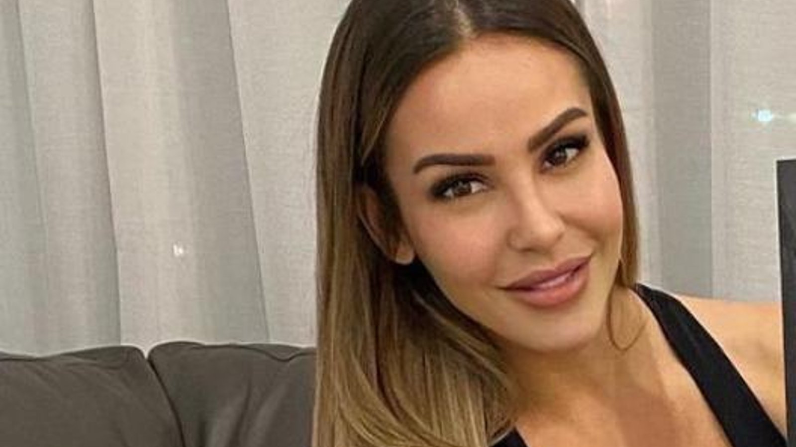 Cintia d'Occupation Double resplendissante en bikini pour son retour au Québec