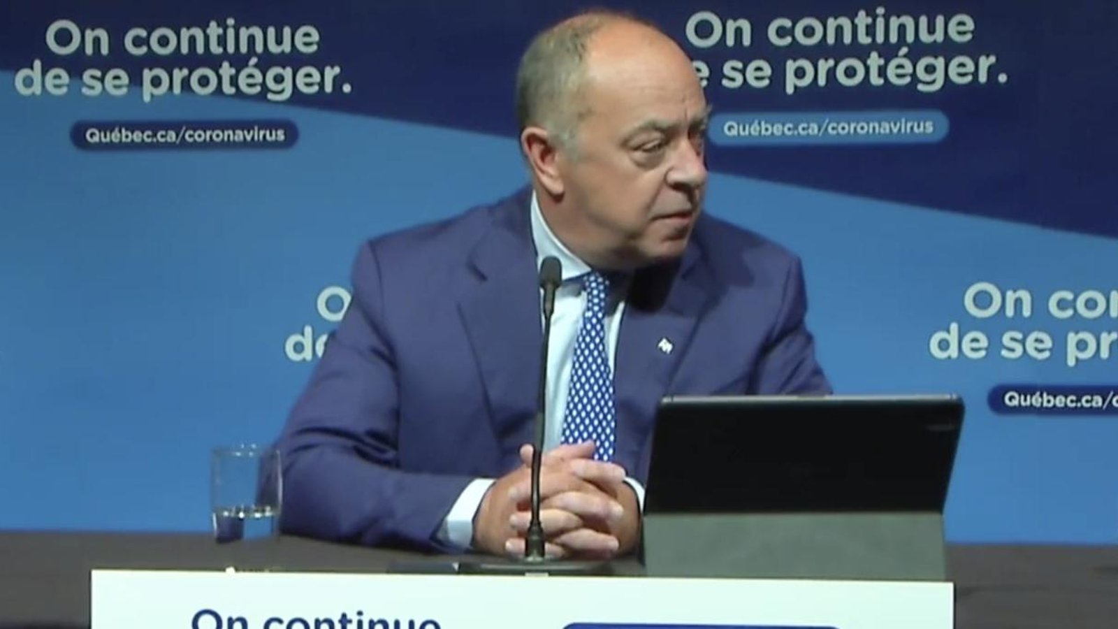 La conférence de presse sur le passeport vaccinal a été arrêtée d'urgence voici ce qui s'est passé