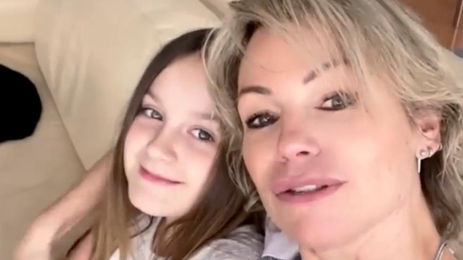 Caroline Néron se livre sur la carrière d’actrice de sa fille Emanuelle et elle a de quoi être fière