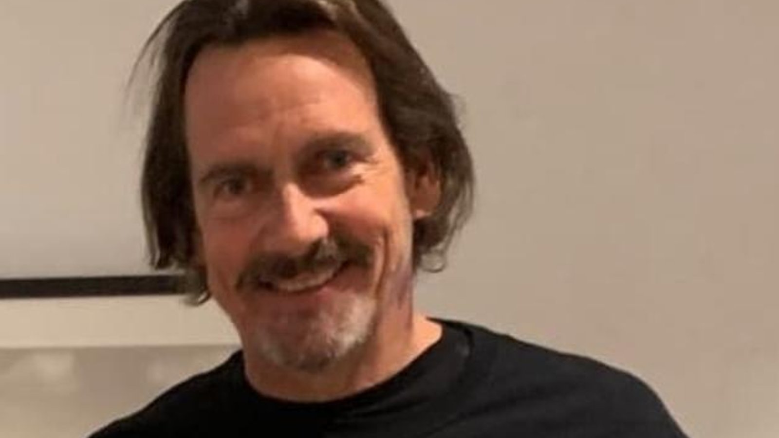 Pierre Karl Péladeau plus complice que jamais avec son bébé naissant en train de dormir sur lui